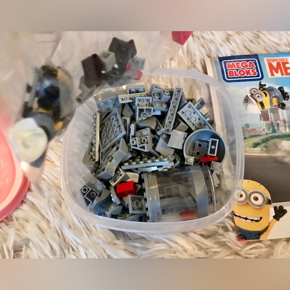 Lot MEGA BLOKS MINIONS Building Block Sets Dinosaur Ice Cream Truck Hot Dog Cart - Picture 16 of 16